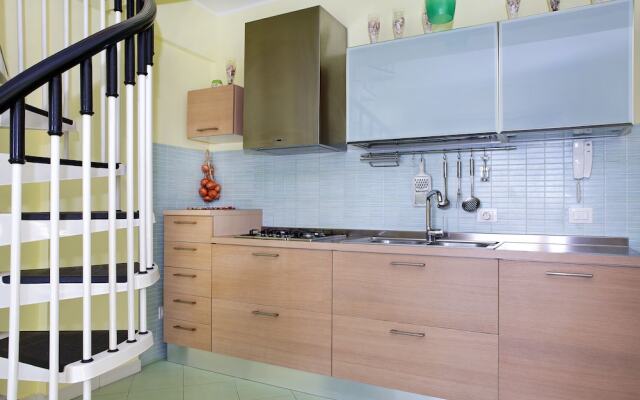 Adriana Holiday House , Free Parking, Wi Fi, Near Sea, Private Kitchen,