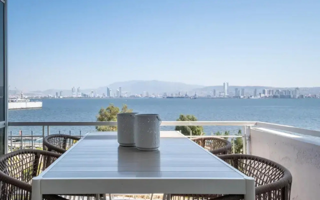 Sleek Flat With Sea View Balcony 2 min to Coast
