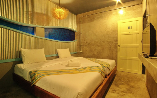 Seabox Khaolak Hostel