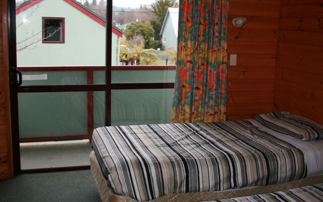 Smoke Lake Hot Springs Lodge and Camp