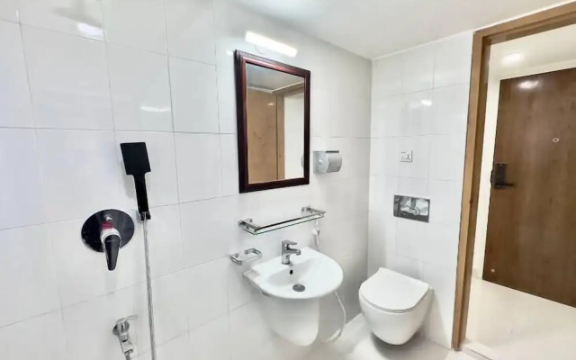250 sqft 2 Studio Apt Pool and Sauna