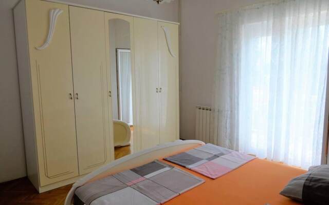 Stunning 2-bed Apartment in Okrug Gornji