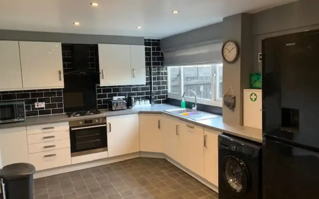 Impeccable 3-bed House in Birmingham