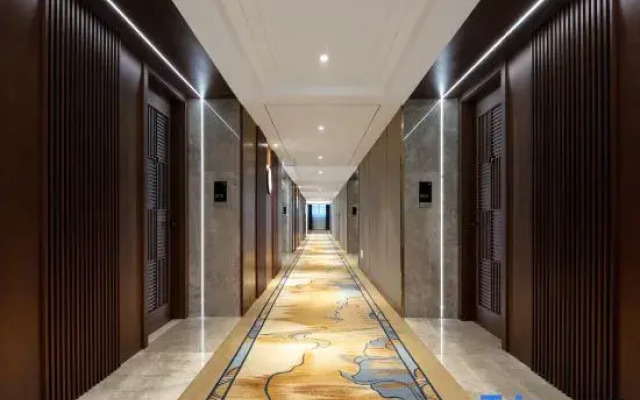 Huada Light Luxury Hotel