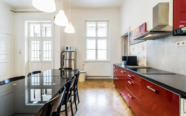 BERTA - 4 Bedrooms, 3 Baths