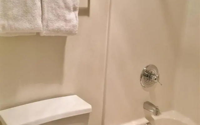 Capital O Amerihost Inn and Suites Fulton Hwy 54 MO