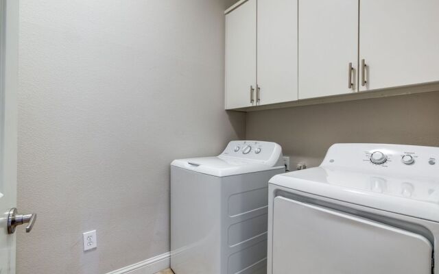 Stunning Oak Lawn Townhouse Close to everything