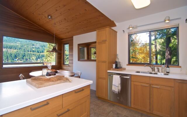 Lakefront Chalet with private dock