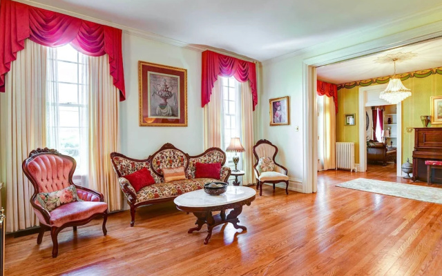 Bowling Green House w/ Shared Pool!