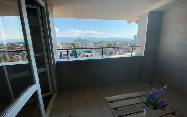 Modern 1BR Apartment with Hill View & Free Street parking