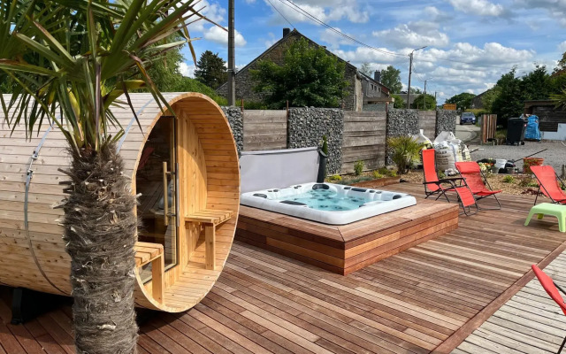 Spacious Holiday Home La Roche-en-Ardenne with Pool