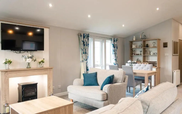 Lilac Lodge with Hot Tub