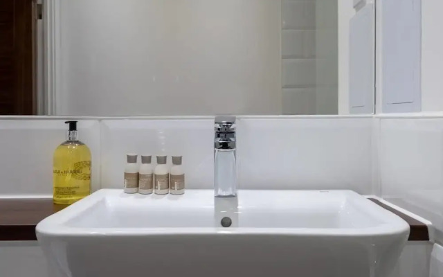 Gorgeous new 1 bed With Private Balcony, Brixton