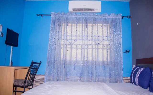 Lukham Crown Hotel