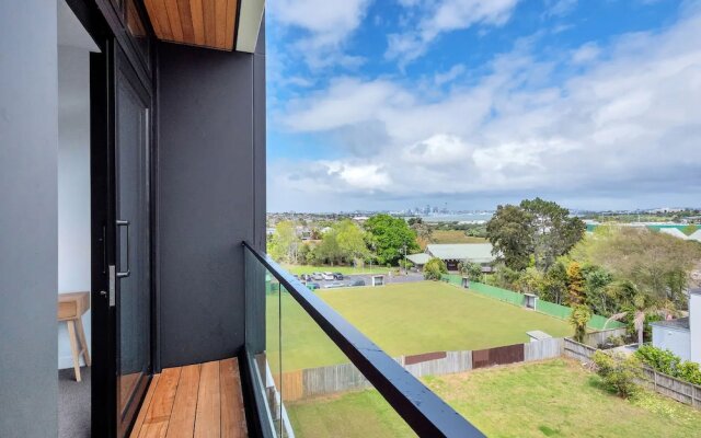 Takapuna Contemporary 2BR with Carpark