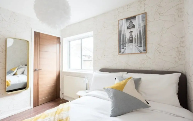 The Century Chalet - Contemporary 2bdr with Parking