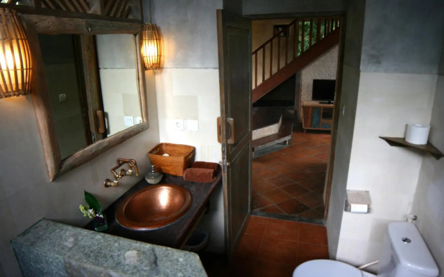 Artist Eco Villa With Wood And Clay