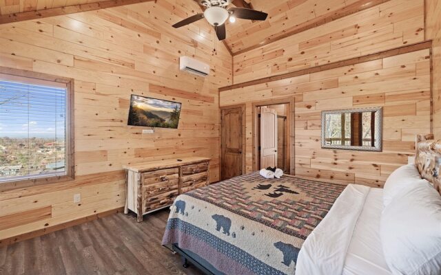 Smokey Treats 5 Bedroom Cabin by RedAwning