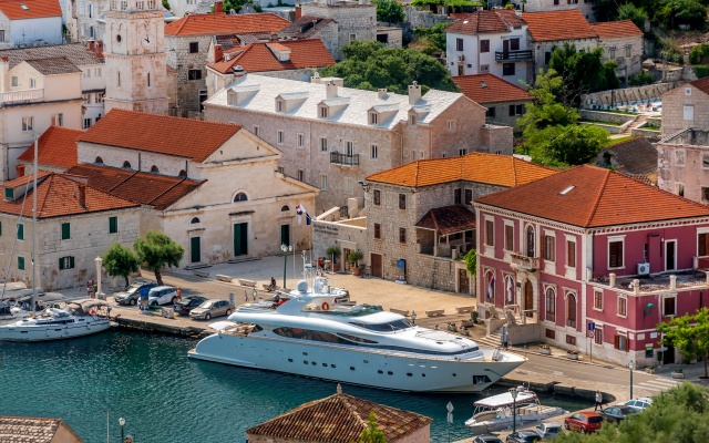 Puteus Palace Brac