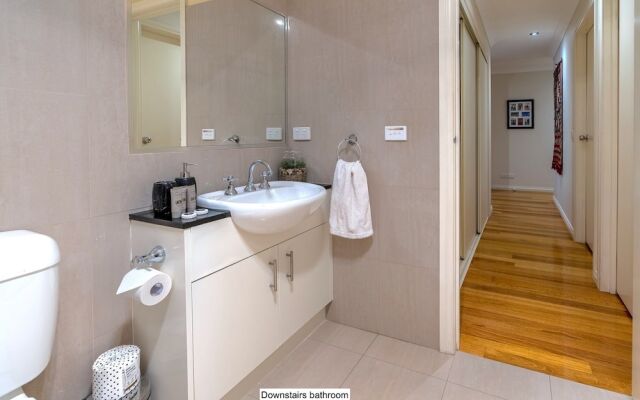 StayCentral - Tranquil Townhouse