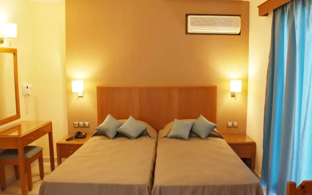 Sandy's Studios Apartments & Log Villas