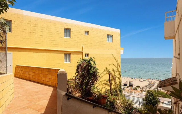 Sea View Apartment 2 Min Walk From the Beach