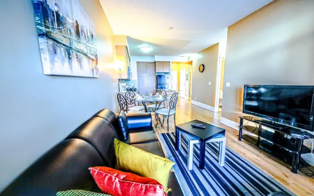 Lake View Luxury Condo by Elite Suites