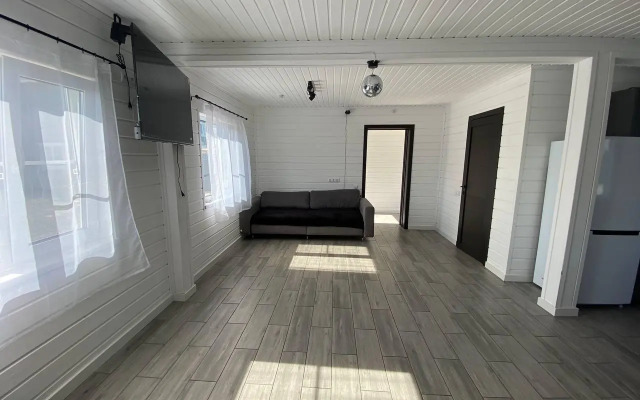 Дом у пруда