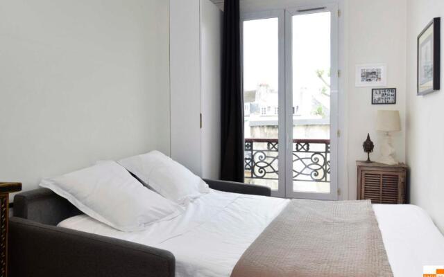 204340 - A two-room apartment with traditional chic style in the Marais