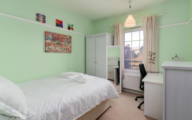 Cute 2BR Home Near Tower Bridge, 4 Guests