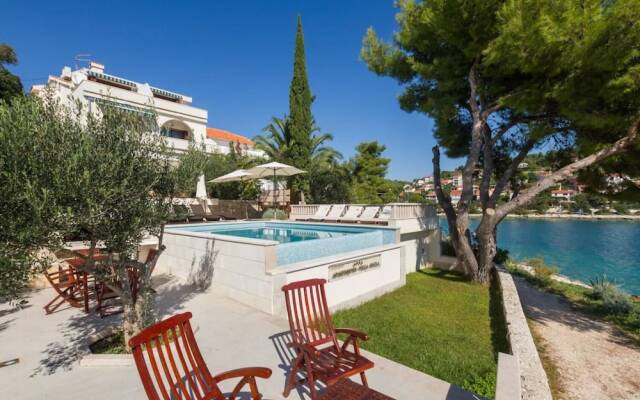 Sea Front - With Pool - H