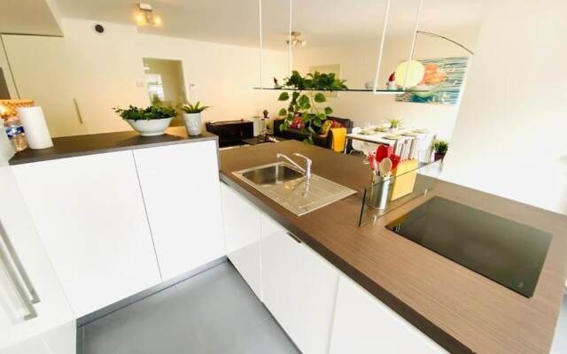 Large 3bedrooms with Terrace and Parking