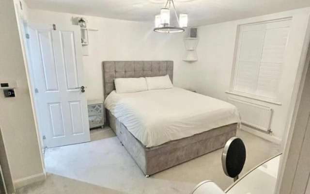 High END Spacious 4 Bed House - Free Parking