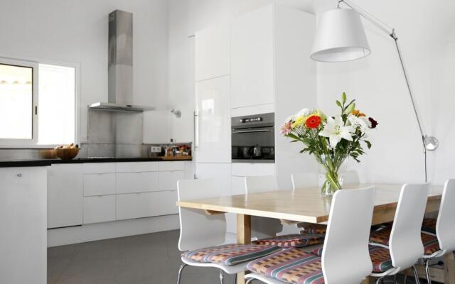 Peaceful Villa With Pool & Views