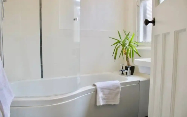 2 Bedroom Flat In Comely Bank