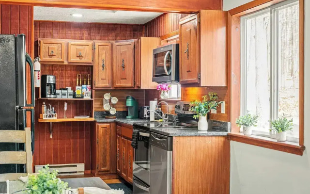 Stylish Renovated Home Open Layout, Coffee Bar + Near Hiking & Waterfalls