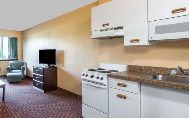 Days Inn & Suites Groton