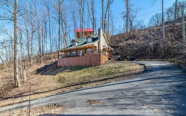 Strollin' Bear 3 Bedroom Home by RedAwning