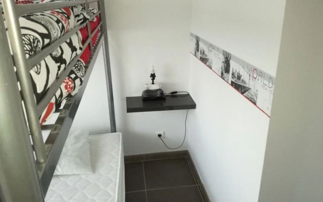 Apartment With 2 Bedrooms in Saint-cyr-sur-mer, With Pool Access, Furn