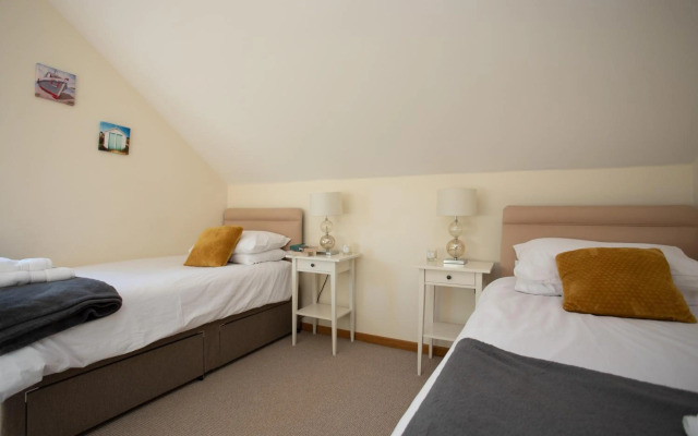 4 bed detached house - Freshwater