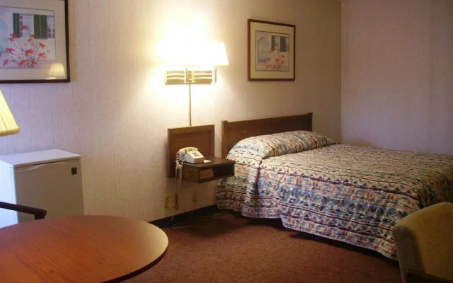 Red Carpet Inn & FantaSuite Hotel