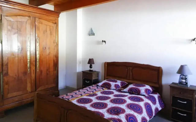 Holiday Home in Guerlesquin Near Lake