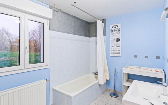 Tranquil Holiday Home in Englesqueville-la-percee With Garden