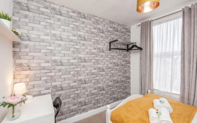 Leeds 4-bed House - Sleeps 9, Free Parking & Wifi