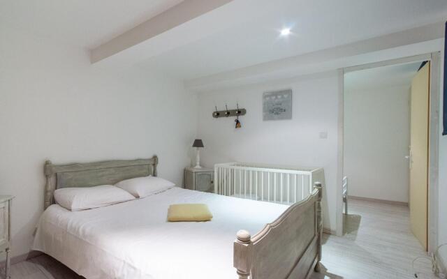 Garden-View Holiday Home in Dégagnac with Jacuzzi