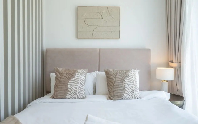 Stylish Studio Sleeps 2 With Balcony