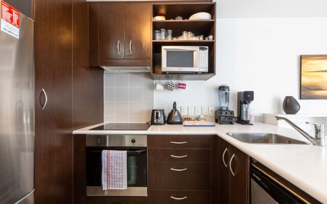 Cosy Two Bedroom in CBD with Pool