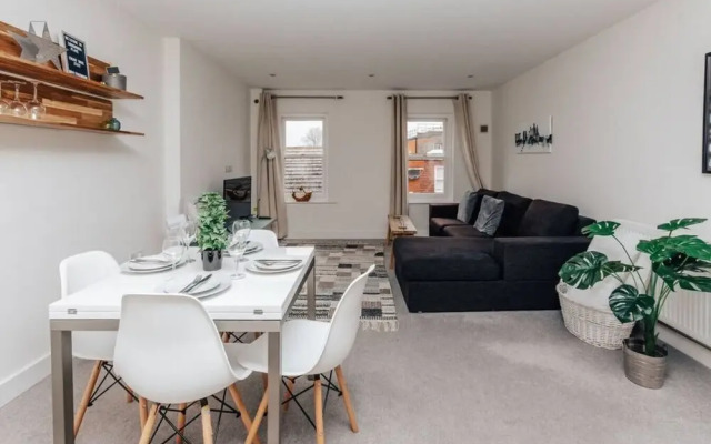 Central Modern Flat Sleeps 6 - Dedicated Parking - From 125 Per Night