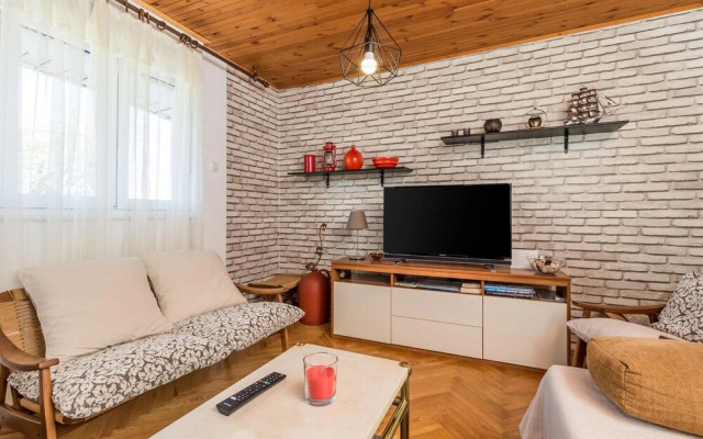 Nice Home in Karlobag With Wifi and 2 Bedrooms