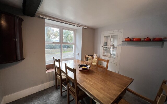 Traditional 3-bed Cottage, Log Burner & Sea Views!